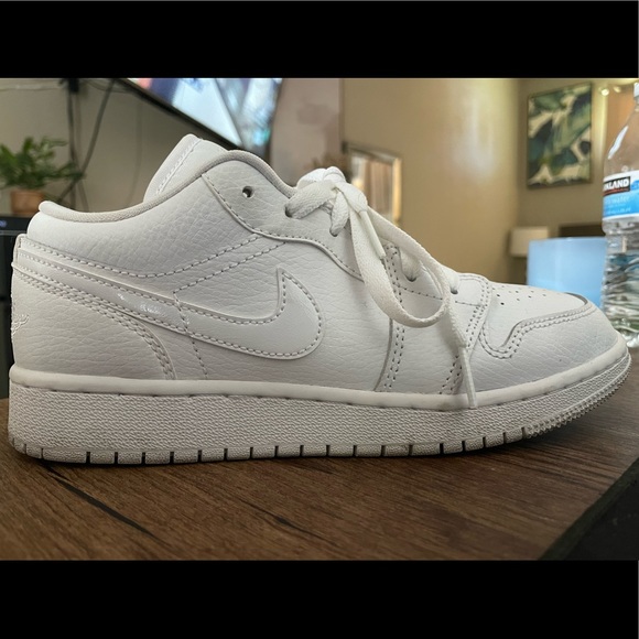 Youth Size Nike Air Jordan 1 Low - Picture 2 of 4